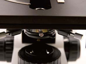 Mikroskop Biologis Tegak B70 dengan Mesin Putar Objektif